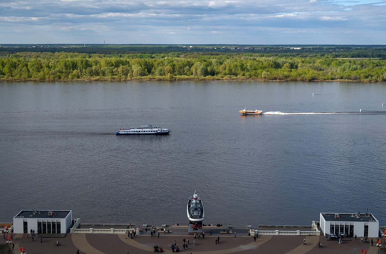 Вид на Волгу с Чкаловской лестницы в Нижнем Новгороде